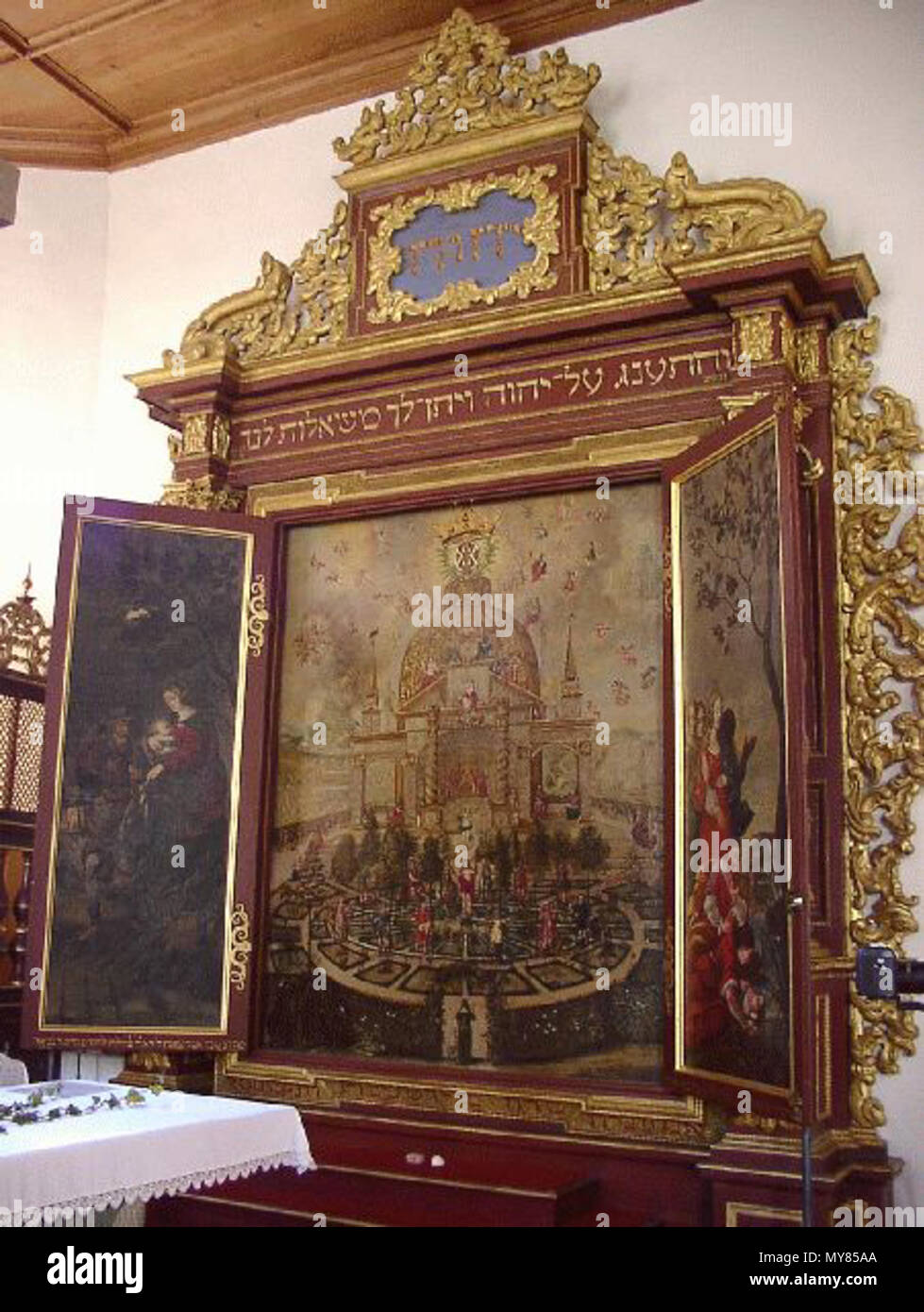 . Kabbalistische Lehrtafel in Bad Teinach . Deutsch: In der evangelischen Dreifaltigkeitskirche in Bad Teinach befindet sich ein besonderes Kunstwerk aus dem 17. Jahrhundert. Es ist die sogenannte kabbalistische Lehrtafel der Prinzessin Antonia von Württemberg. Aus allen Teilen der Welt kommen Gruppen und einzelne Besucher, um diesen großen Schrein im Altarraum der Kirche zu bewundern und sich tiefer in die hier dargestellten bildhaft Zusammenhänge der Heiligen Schrift einführen zu lassen. . Xvii secolo ; 2012-10-10. Teinachtal-Touristik 289 Kabbalistische Lehrtafel in Bad Teinach Foto Stock