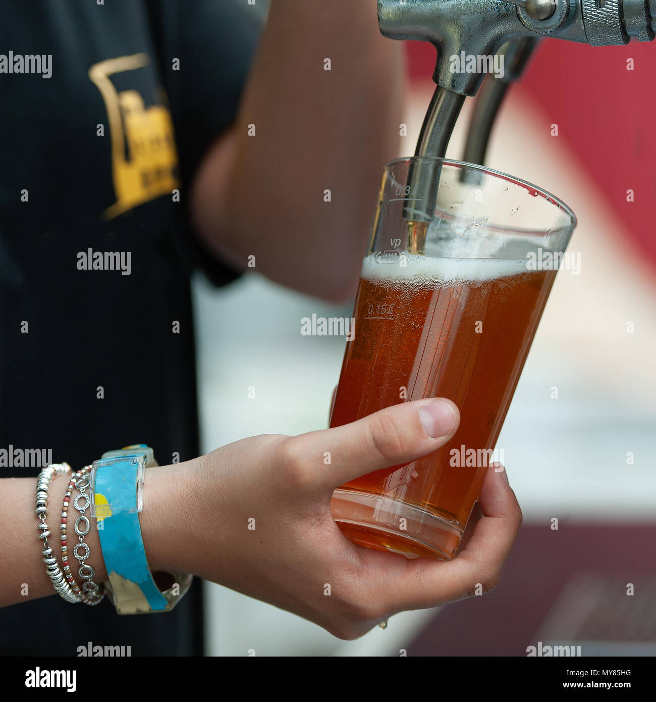 Birra locale festival. Riempire un bicchiere con la birra. Foto Stock