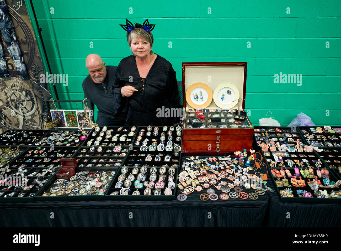 Bancarella vendendo i badge di piccole dimensioni ad un festival di steampunk evento in Crewe Foto Stock