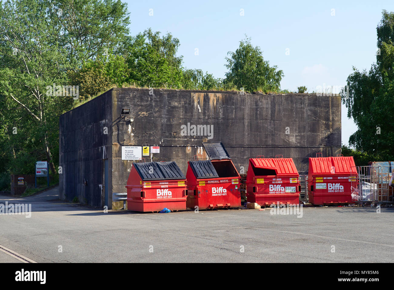 Misterioso bunker di calcestruzzo ad ovest di Crewe stazione ferroviaria dove i cestini della spazzatura sono attualmente conservati Foto Stock