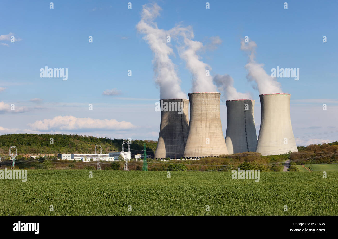 Torri di raffreddamento nucleare della centrale atomica Foto Stock