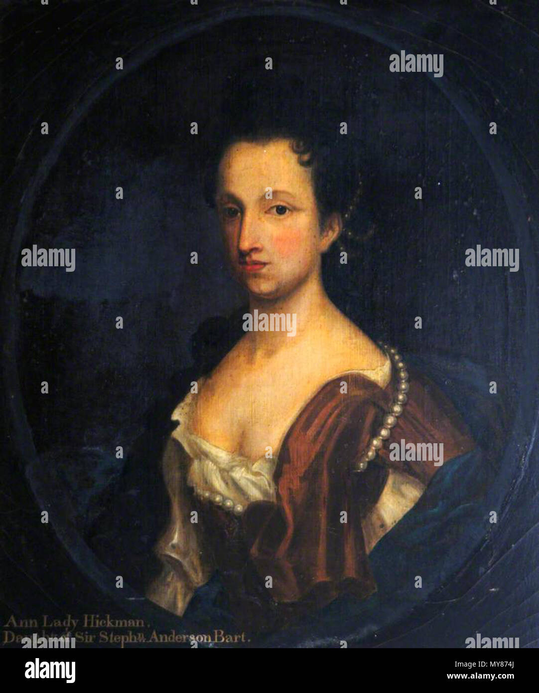 . Inglese: Ritratto di Ann, signora Hickman, busto-lunghezza, indossando un rosso a pera abito ricamato - con iscrizione, nel dipinto ovale. Il XVIII secolo. Seguace di Sir Godfrey Kneller 41 Ann Hickman, signora Hickman Foto Stock
