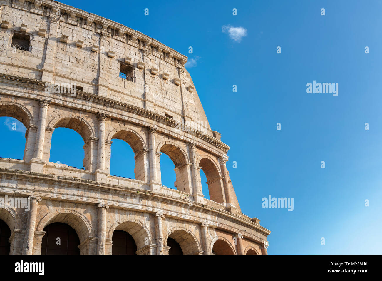 Vista panoramica del Colosseo a Roma, Italia Foto Stock