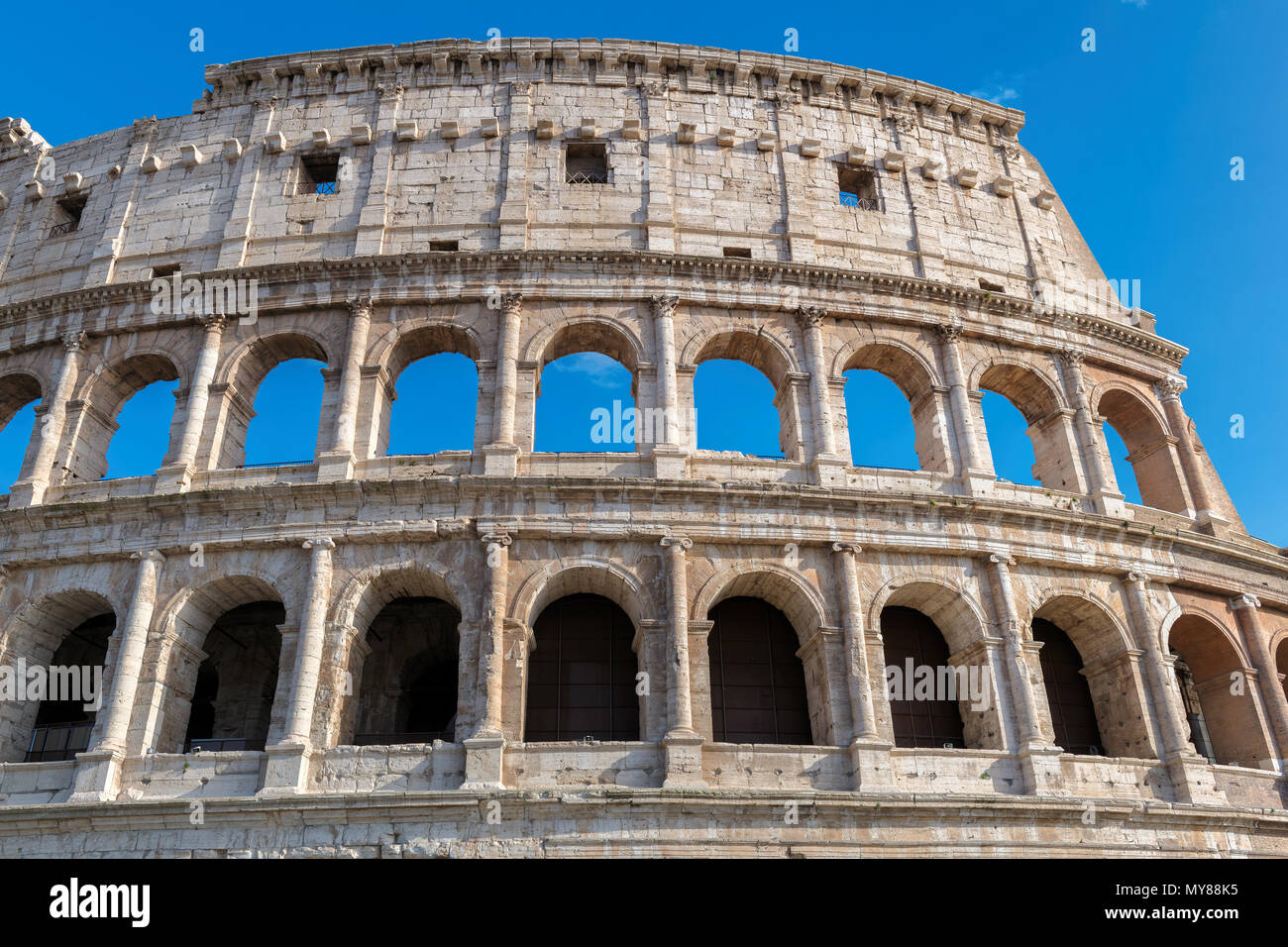 Vista panoramica del Colosseo a Roma, Italia Foto Stock