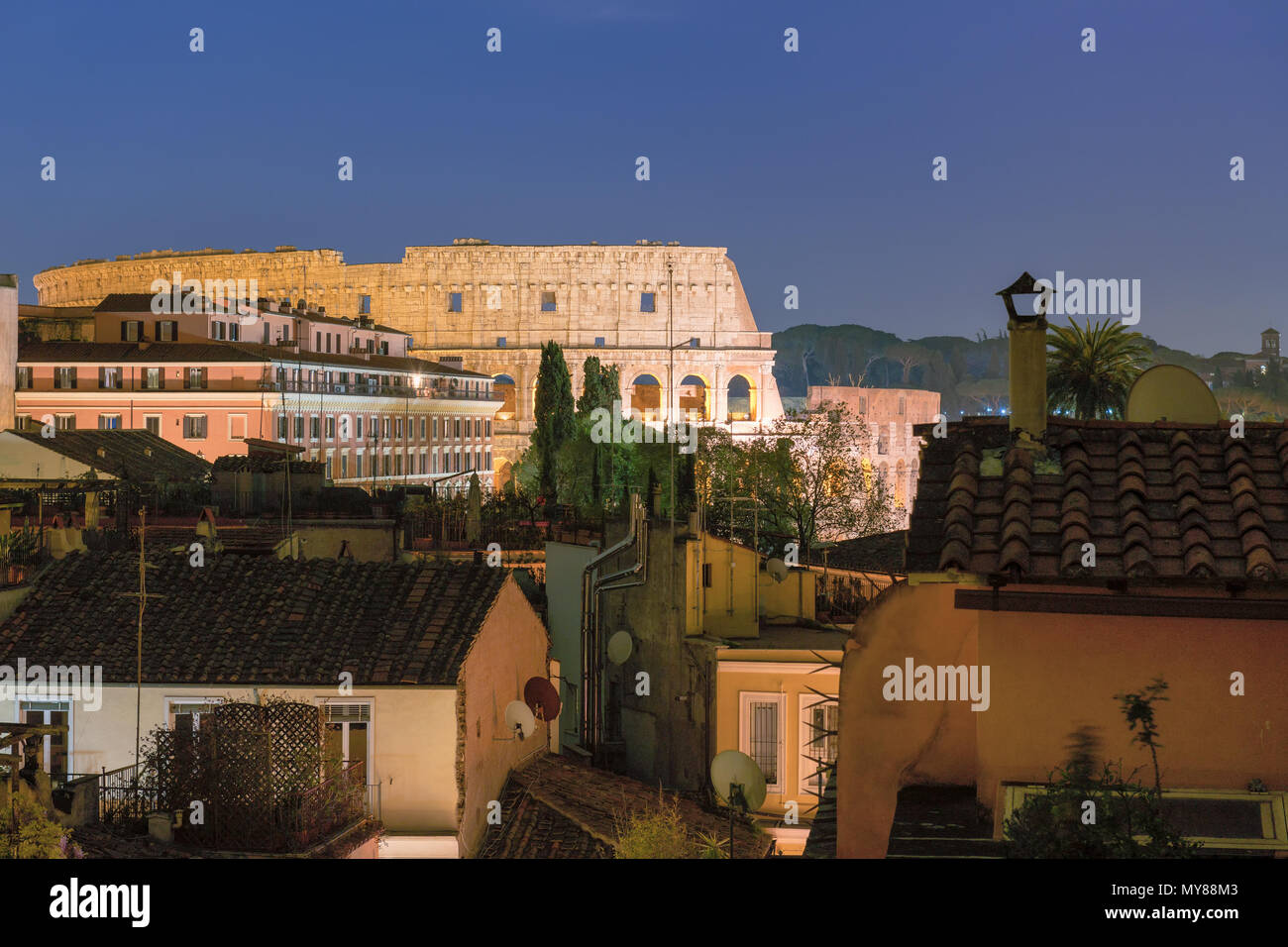 Vista notturna di Roma vicino Colosseo a Roma, Italia. Notte cityscape di Roma. Foto Stock