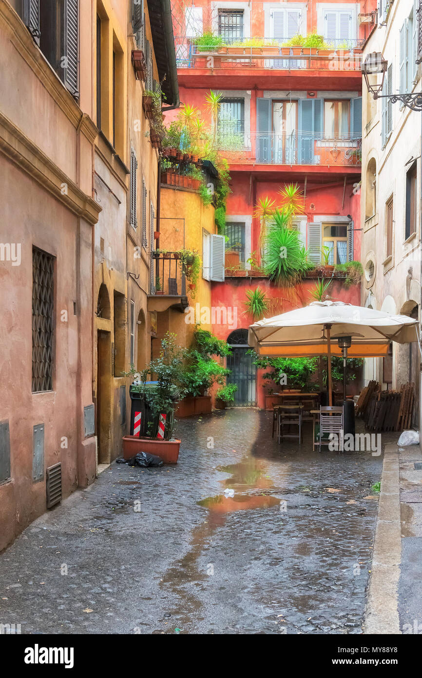 Vista della vecchia strada accogliente in Roma, Italia. La città di Roma. Foto Stock