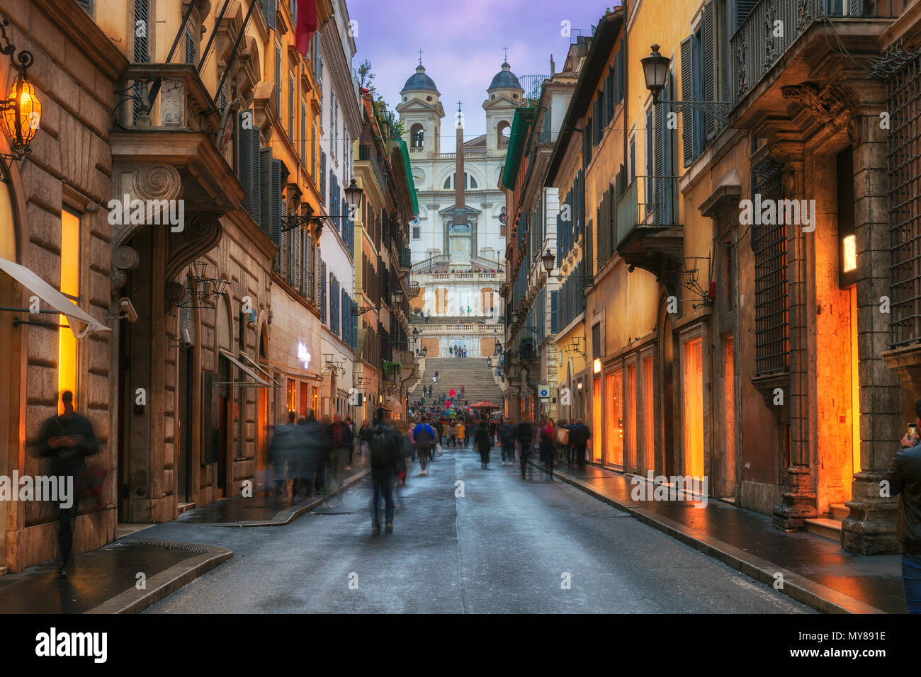 Vecchia strada accogliente vicino a Piazza di Spagna a Roma, Italia Foto Stock