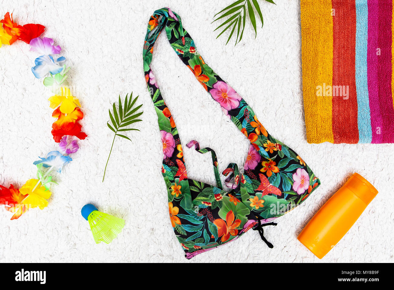 Lo stile di vacanza cartolina concetto con il costume da bagno e summer beach accessories Foto Stock