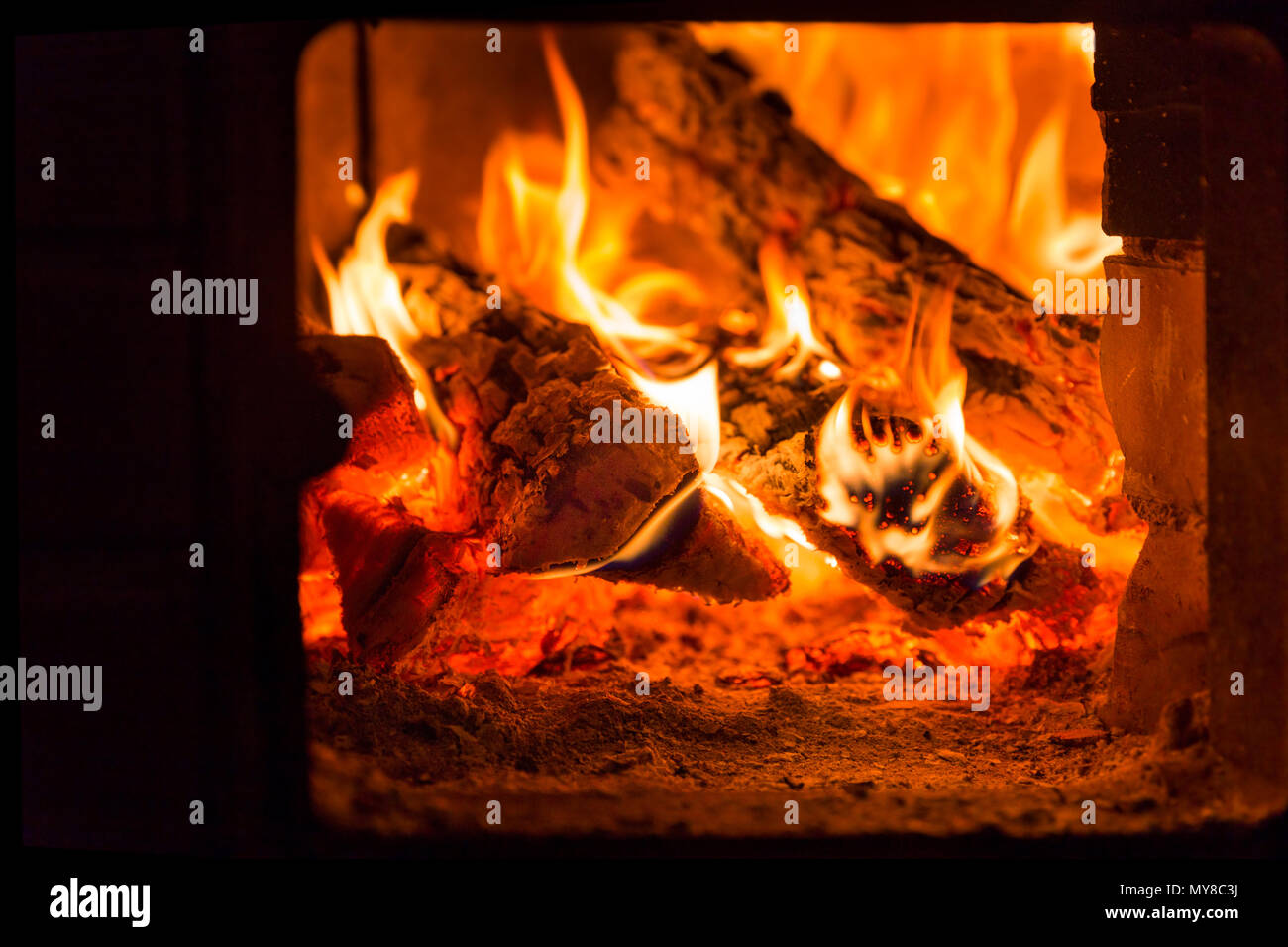 Fuoco e braci nel camino forno Foto Stock