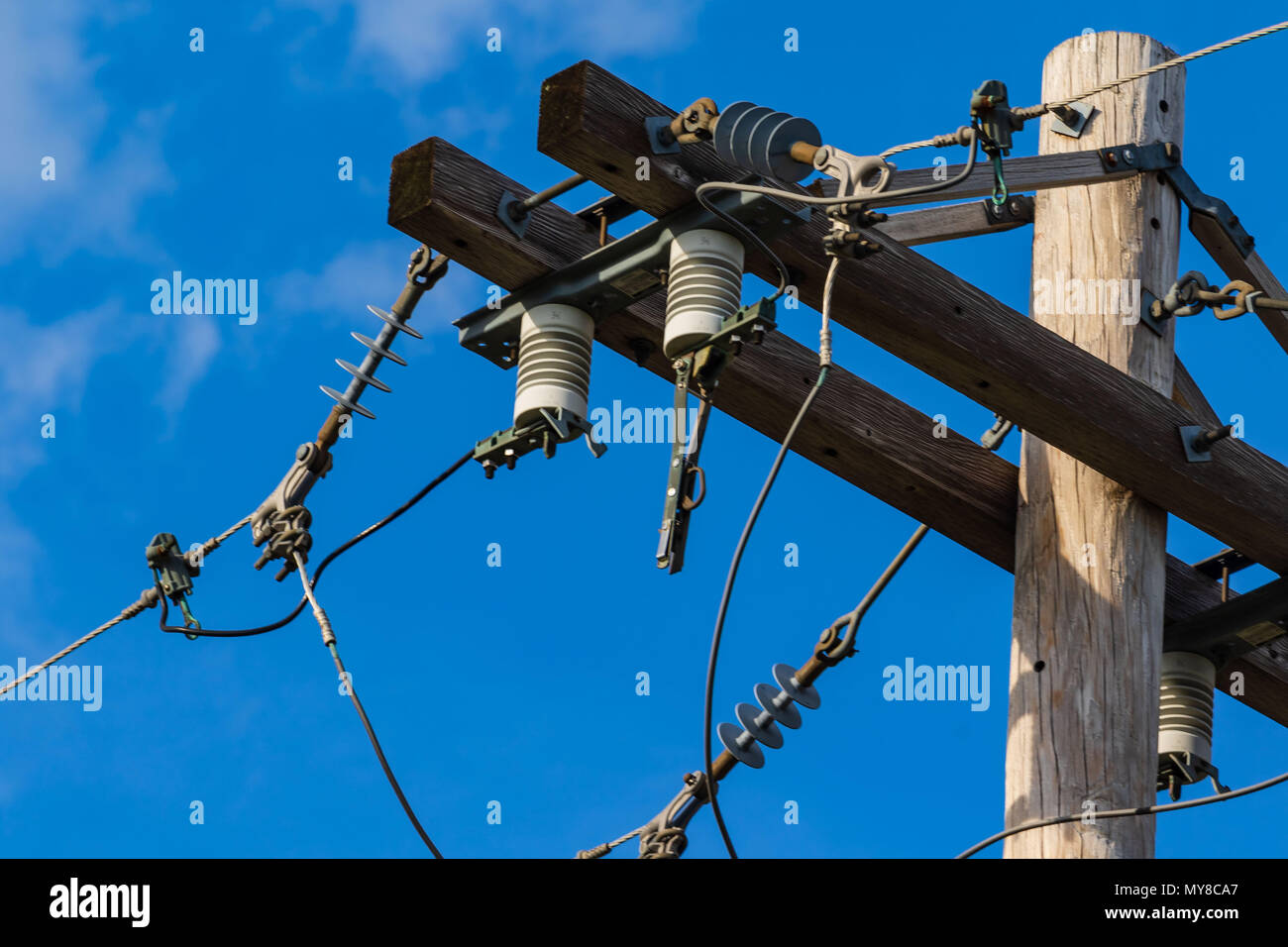 Alcune apparecchiature elettriche in alto su un palo due Foto Stock