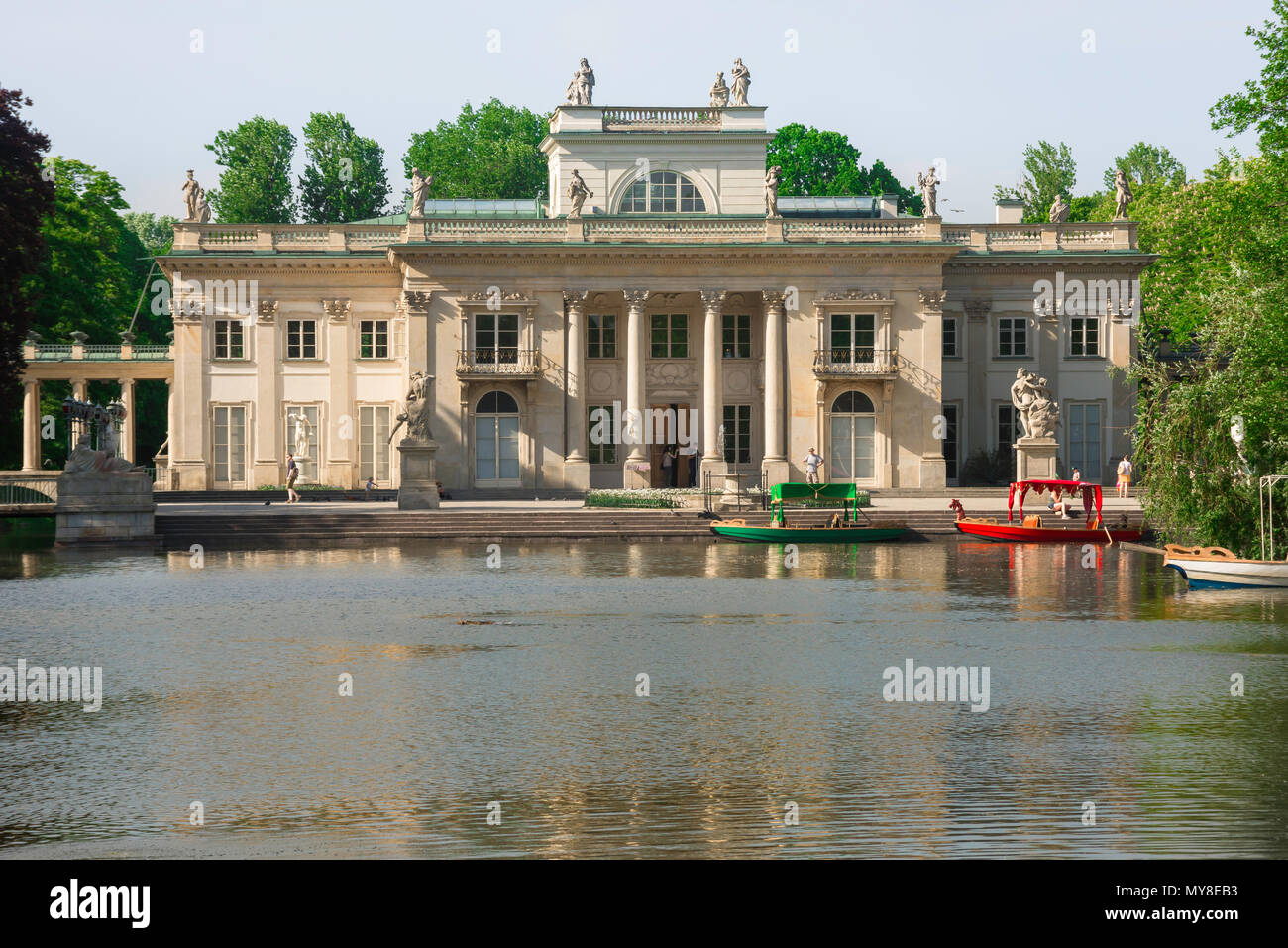 Parco Lazienki Varsavia, vista del palazzo del XVIII secolo sull'acqua in stile neoclassico ex residenza del re Stanislao Poniatowski, Varsavia, Polonia. Foto Stock