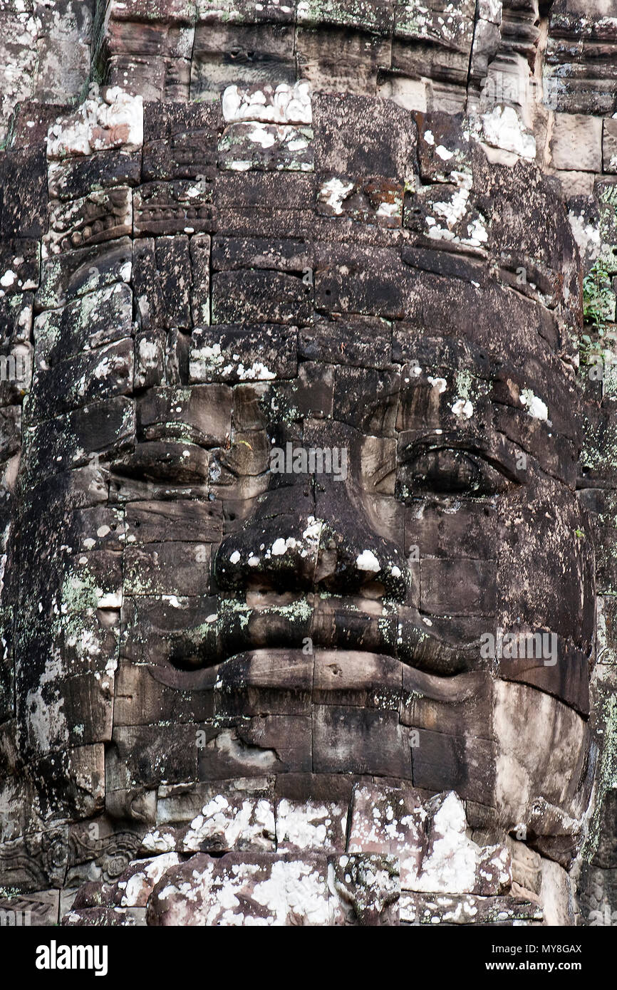 Siem Reap Cambogia, faccia antropomorfe scolpite in pietra porta nord di Angkor Thom Foto Stock