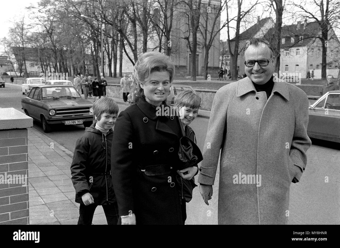 Premier della Renania Palatinato e CDU leader del partito Helmut Kohl per il suo modo di votare alle elezioni locali insieme a sua moglie Hannelore e figli Walter e Pietro dopo aver frequentato la chiesa, in Ludwigshafen-Oggersheim, Germania, il 17 marzo 1974. | Utilizzo di tutto il mondo Foto Stock