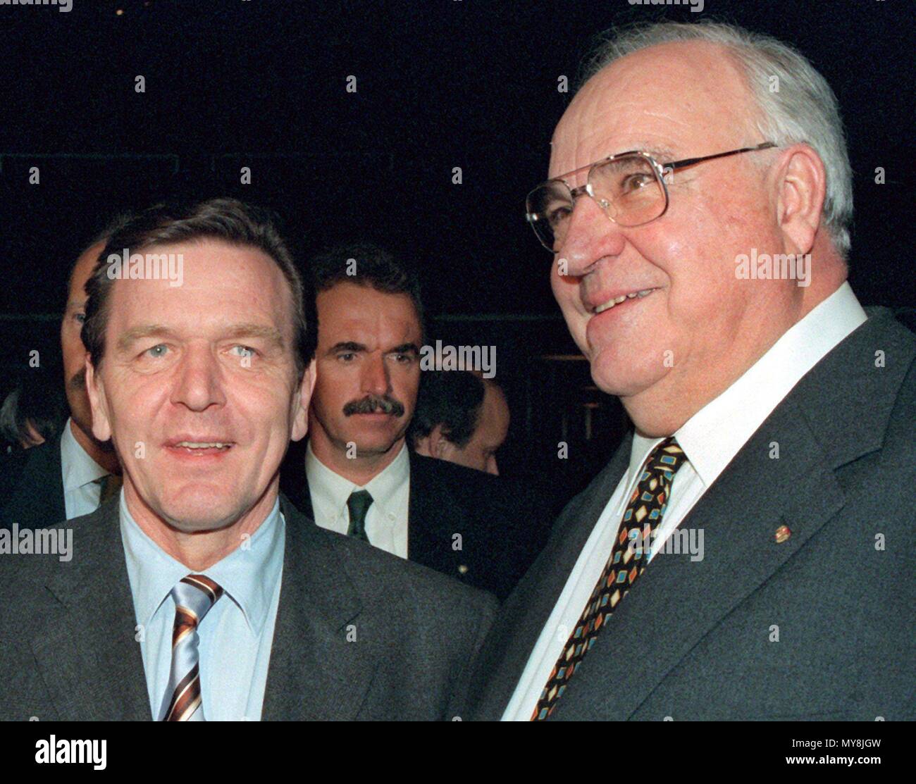 Il cancelliere tedesco Helmut Kohl (r) e il Premier della Bassa Sassonia Gerhard Schroeder in apertura del CeBIT computer Expo di Hannover, Germania, il 18 marzo 1998. | Utilizzo di tutto il mondo Foto Stock