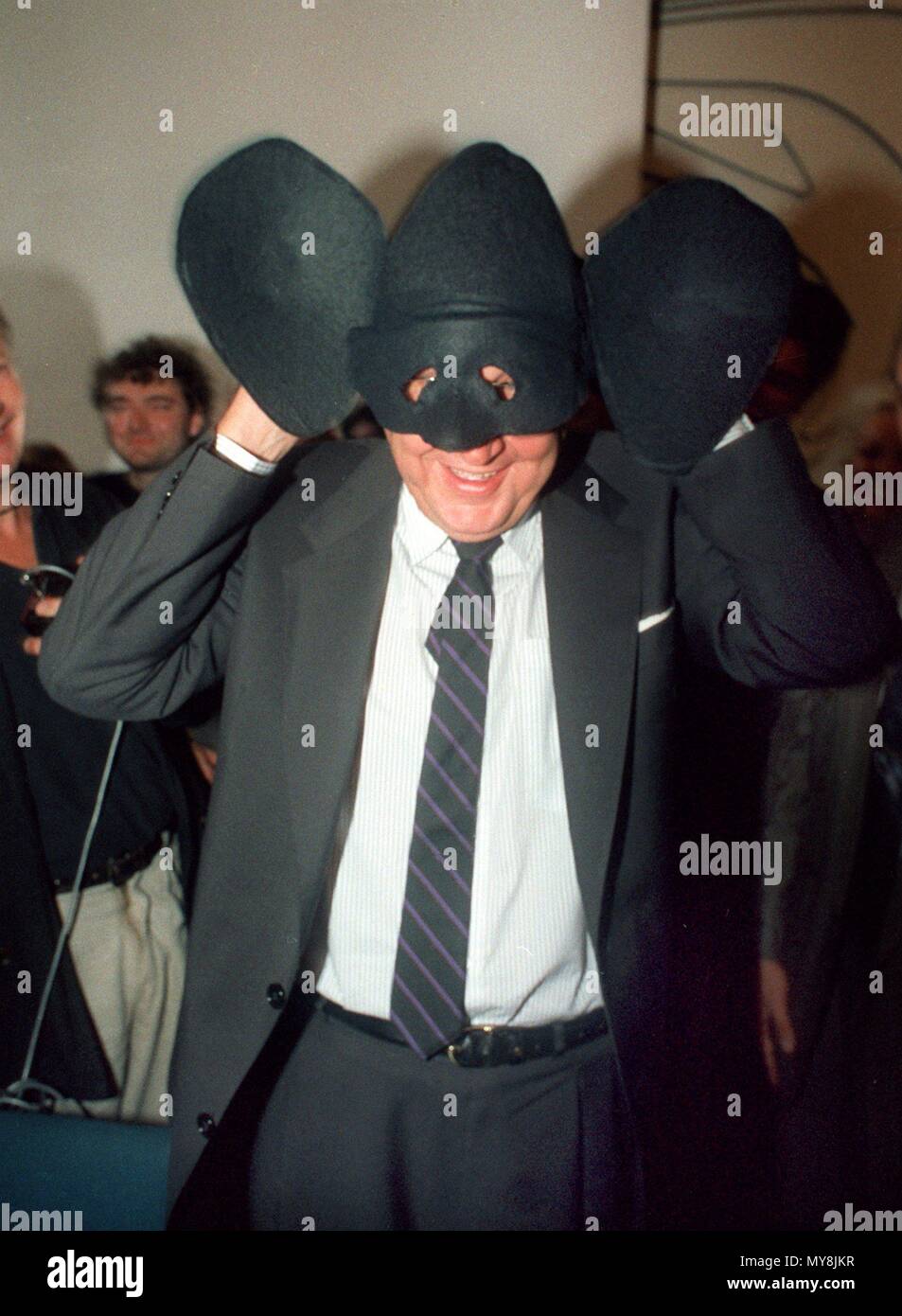 Il Ministro degli esteri tedesco Hans-Dietrich GENSCHER indossando un 'Genschman' maschera con grandi orecchie, a lui presentati dal 'Genschman-Fanclub' durante una giornata aperta a Villa Hammerschmidt di Bonn, Germania, il 23 settembre 1989. | Utilizzo di tutto il mondo Foto Stock