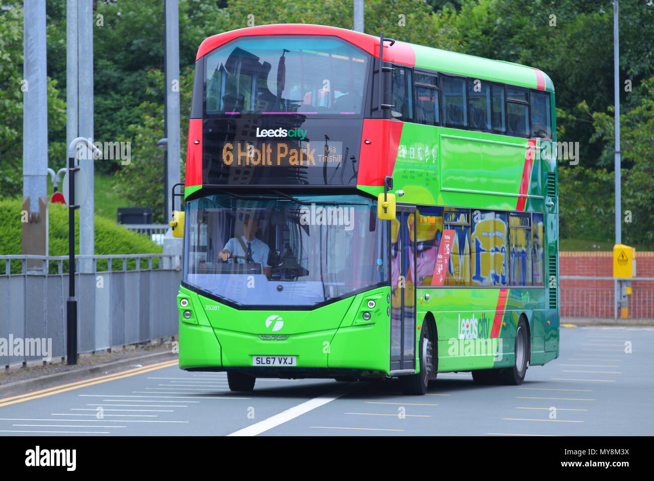 Leeds il primo autobus double decker uscire Leeds Stazione degli Autobus Foto Stock