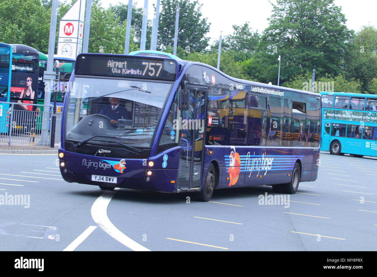 Flying Tiger servizio bus per l'Aeroporto Internazionale Leeds Bradford Foto Stock