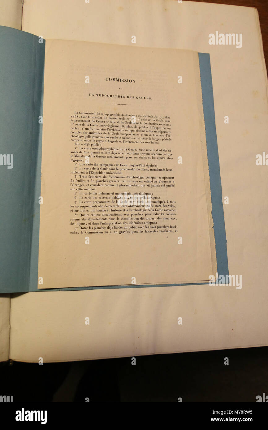 . Français : Fascicule, pagina 1, "Commision de la topographie des Gaules' insérée dans le Dictionnaire archéologique de la Gaule , publié par la Commissione instituée au ministère de l'istruzione publique et des Beaux-Arts, 1875. Exemplaire du Musée nationale d'Archéologie . 27 Marzo 2017 16:42:50. Commissione de la topographie de la Gaule 130 Dag-Commission-page1 Foto Stock