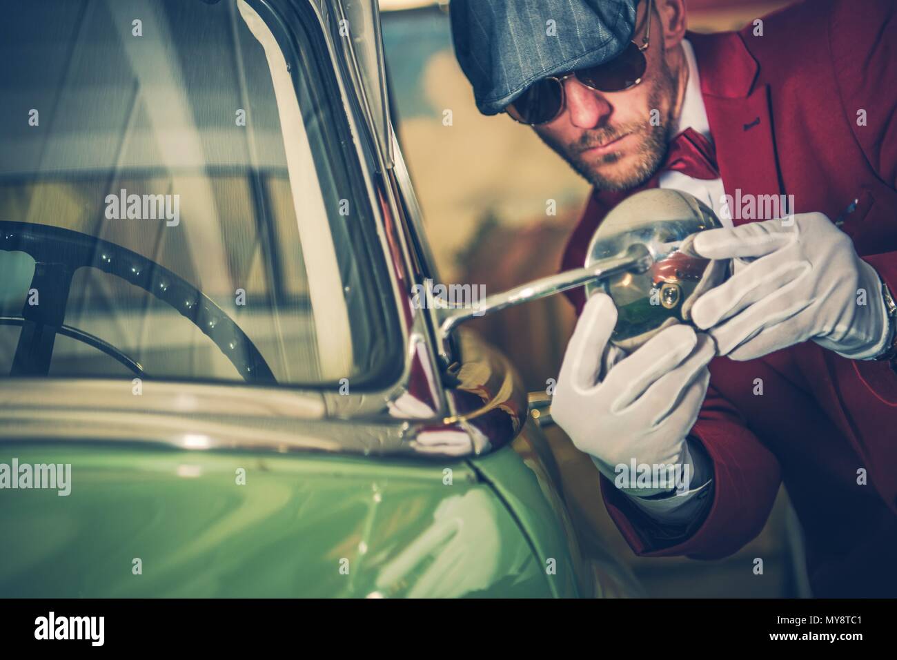 Ispezione auto prima di acquistare. Eleganti automobili classiche Collector effettuazione di una dettagliata ispezione del veicolo retrò. Controllo esterno per la regolazione dello specchietto retrovisore. Automot Foto Stock