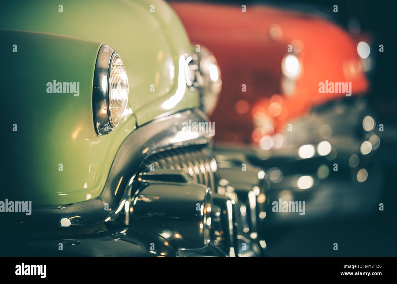 Classic Cars Auction. Fila di veicoli retrò impostato per la vendita. Industria automobilistica. Foto Stock