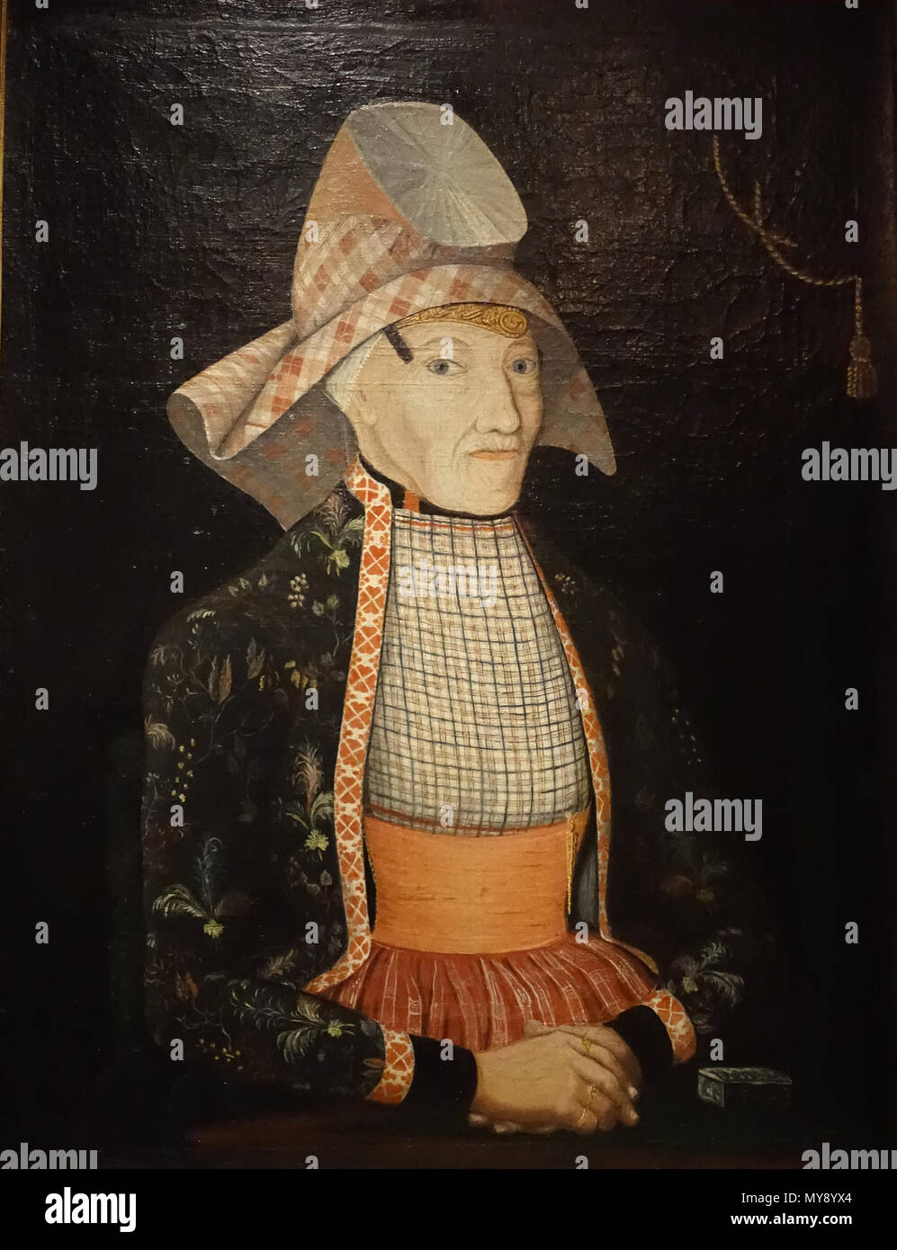. Nederlands: Streekdracht Hindloopen in Museo Hindeloopen . 19 maggio 2018, 15:56:25. Ellywa 378 Museum Hindeloopen Meinke Willems (1773-1855) porta geschilderd Philippus van Drooge (1821-1876) (ritagliate) Foto Stock