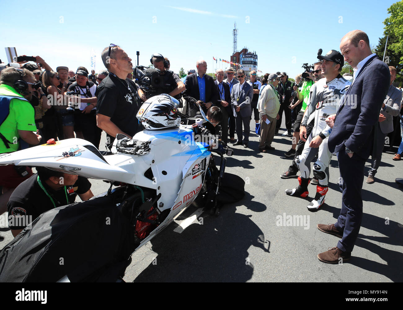 Il Duca di Cambridge è mostrata una bici da motociclista Michael Rutter come frequenta l'Isola di Man TT durante la sua visita all'isola. Foto Stock