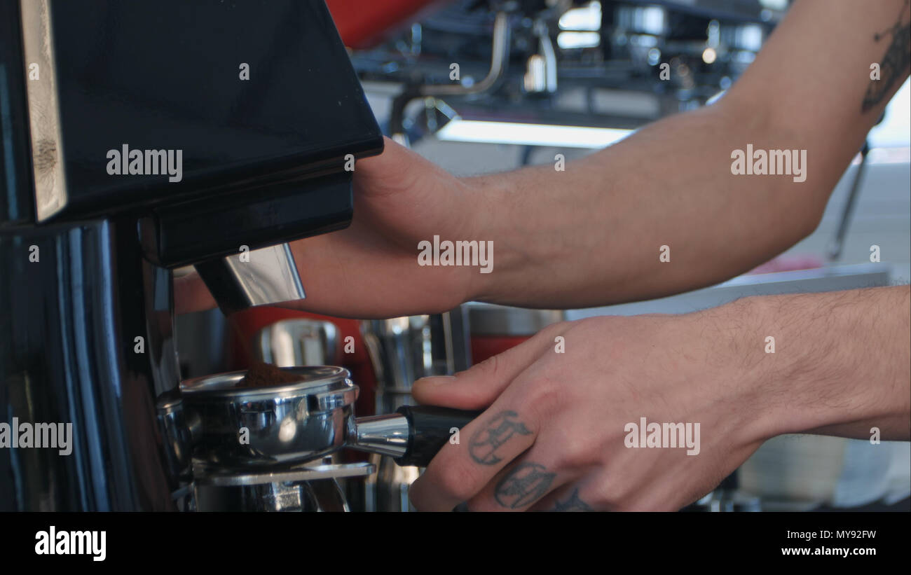 Barista prendere caffè macinato in gruppo, preparare per la produzione di birra colpo espresso Foto Stock