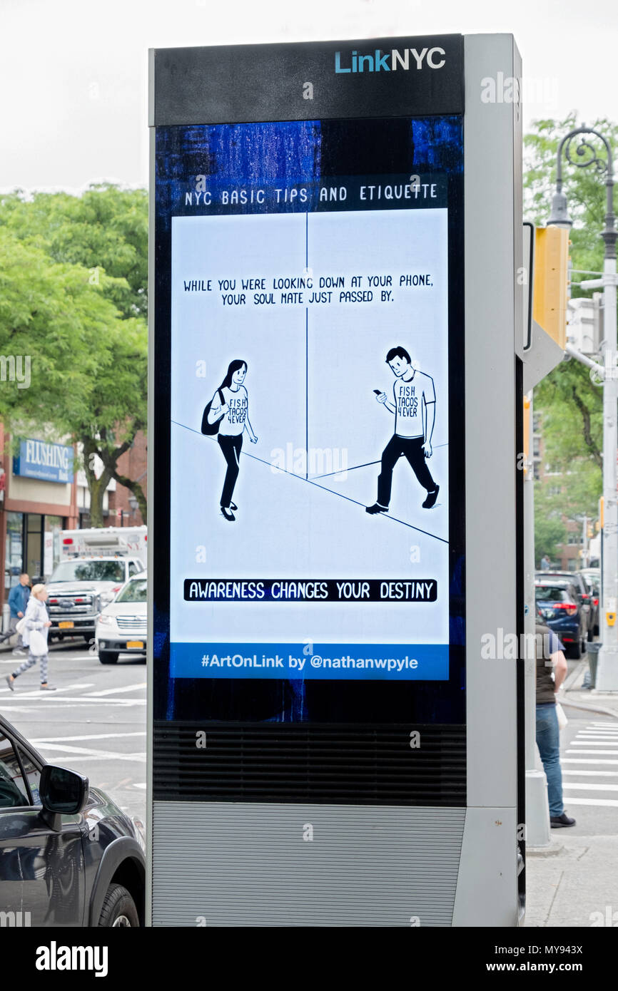 Un terminale LINKNYC in Forest Hills, regine che fornisce chiamate telefoniche gratuite, servizio WIFI, annunci di servizio pubblico e divertenti messaggi Foto Stock
