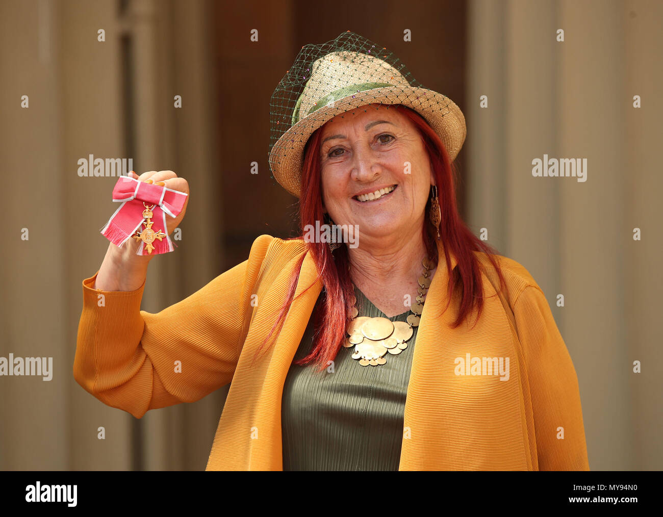 Lynne Franks con la sua OBE a seguito di una cerimonia di investitura a Buckingham Palace a Londra centrale. Foto Stock