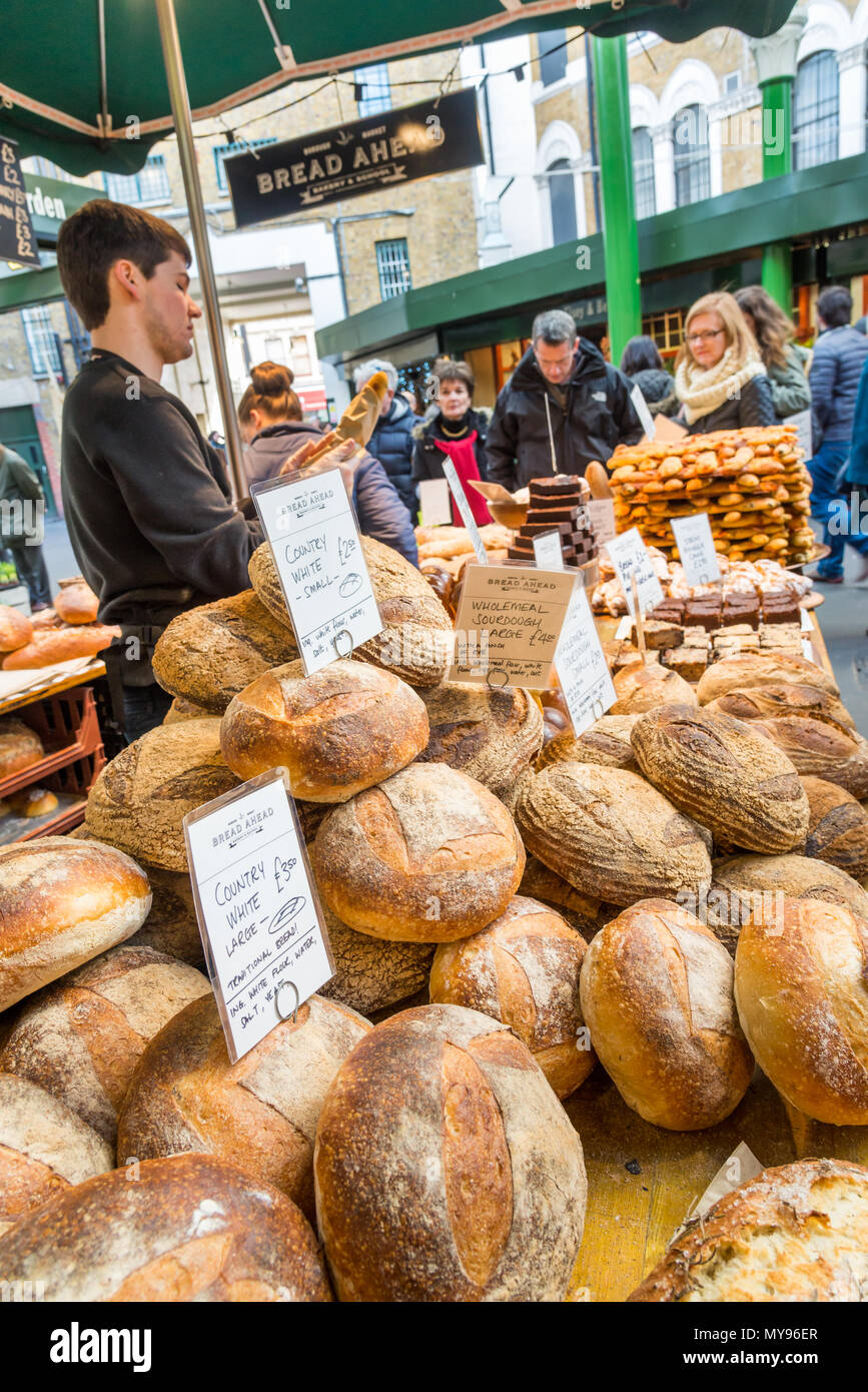 Pressione di stallo di pane nel mercato di Borough, London, Regno Unito Foto Stock