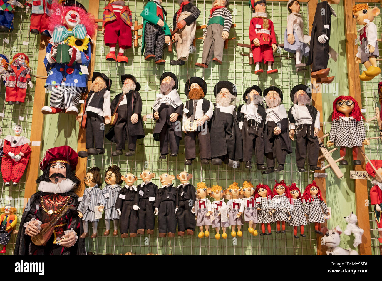 Marionette e altri bambini realizzato localmente giocattoli per vendita a  Ceske Hracky U Zlateho Iva a Praga, Repubblica Ceca Foto stock - Alamy