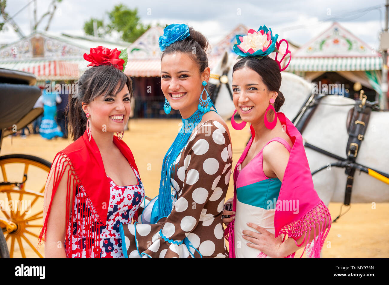 Le giovani donne a Siviglia fiera di aprile, Spagna Foto Stock