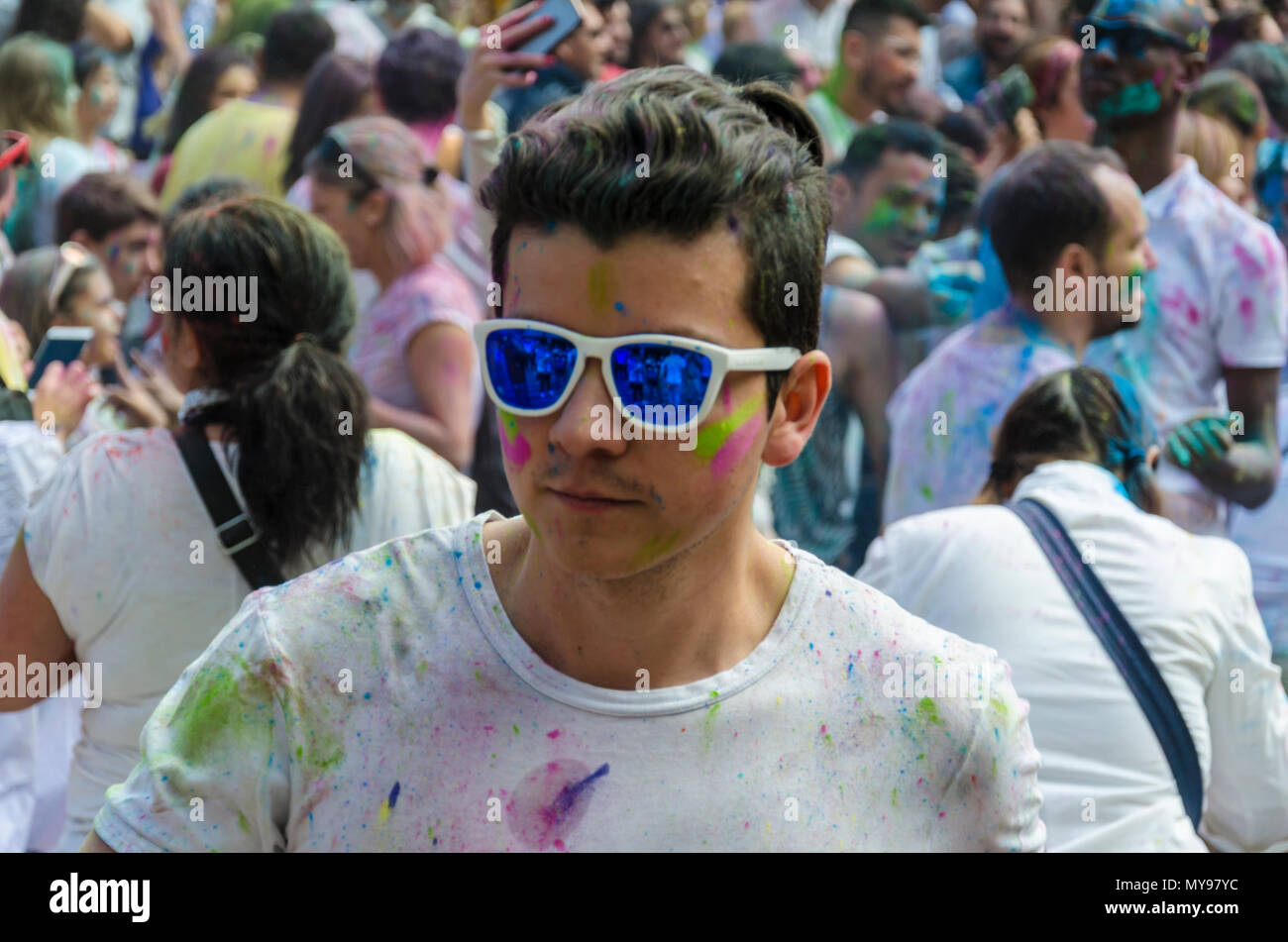 Madrid, Spagna, 3 giugno. Celebrazione di Holi Madrid in Luna piazza con vista del pubblico. Foto Stock