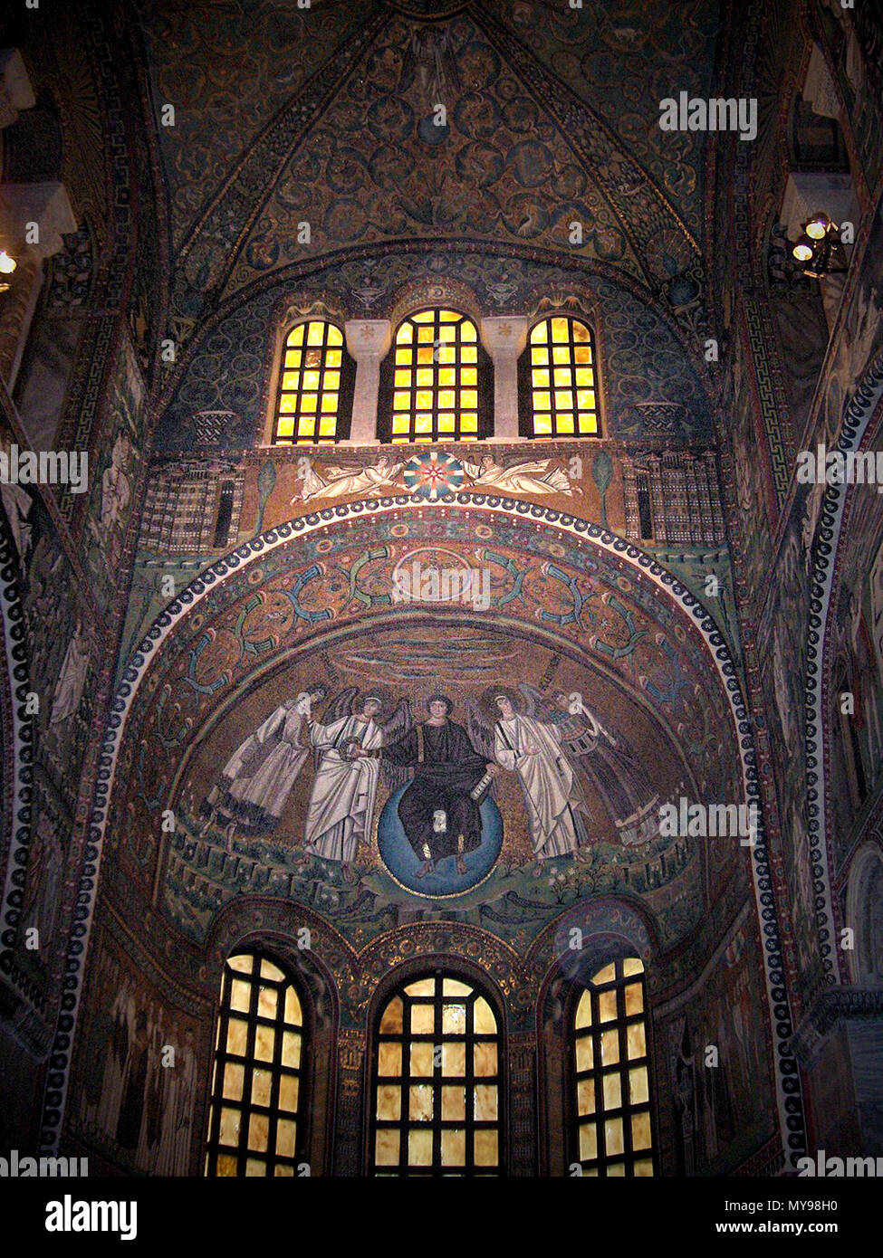 . Inglese: Coro con intradosso: Cristo offre la corona martire di San Vitale, mentre un Angelo offre un modello della chiesa al vescovo Ecclesius; Basilica di San Vitale a Ravenna, Italia. Italiano: abside della basilica di San Vitale a Ravenna, decorata con mosaici bizantini (compiuti entro il 547). risto offre la corona di martire a San Vitale, mentre onu angelo offre onu modello di chiesa al vescovo Ecclesio. . Il 5 aprile 2006. Georges Jansoone 474 SanVitale08 Foto Stock