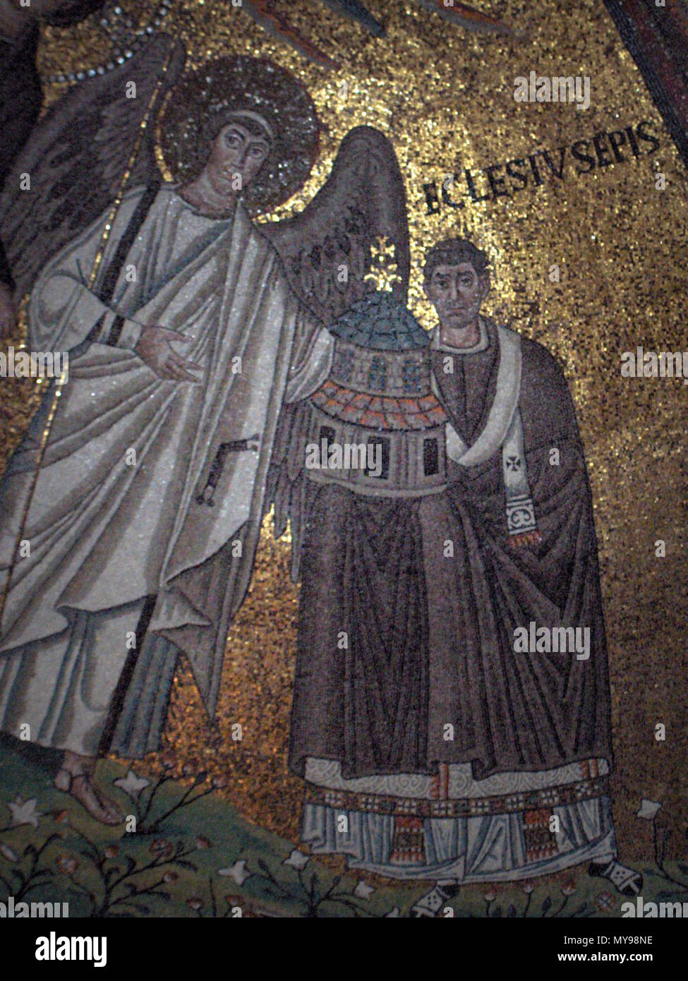 . Inglese: Cupola del coro: un angelo offre un modello della chiesa al vescovo Ecclesius; Basilica di San Vitale a Ravenna, Italia. Italiano: abside della basilica di San Vitale a Ravenna, decorata con mosaici bizantini (compiuti entro il 547). Angelo delle Nazioni Unite offre onu modello di chiesa al vescovo Ecclesio. . Il 5 aprile 2006. Georges Jansoone 474 SanVitale16 Foto Stock