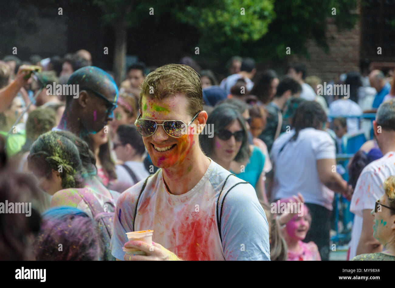 Madrid, Spagna, 3 giugno. Celebrazione di Holi Madrid in Luna piazza con vista del pubblico. Foto Stock