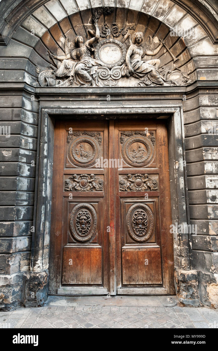 Grande vecchia porta di legno in Rue Vieille du Temple a Le Marais, Parigi, Francia Foto Stock