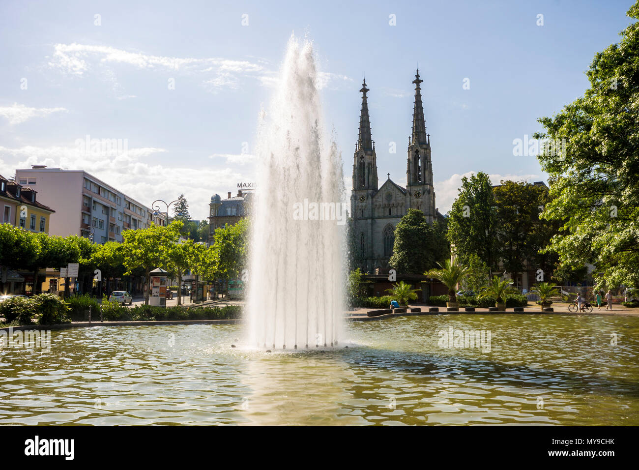 Baden-Baden, Germania. Viste della fontana e stagno a Augustaplatz, con la Evangelische Kirche in background Foto Stock