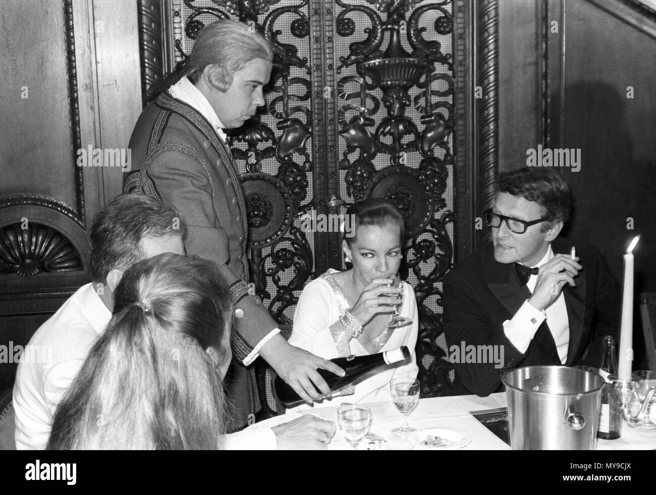 L'attrice Romy Schneider e il marito Harry Meyen (r). La notte di Domenica, 23 giugno 1968, a mezzanotte degustazione di vino ha avuto luogo presso la struttura Schlosshotel Gerhus im Grunewald a Berlino in occasione del festival della pellicola. | Utilizzo di tutto il mondo Foto Stock