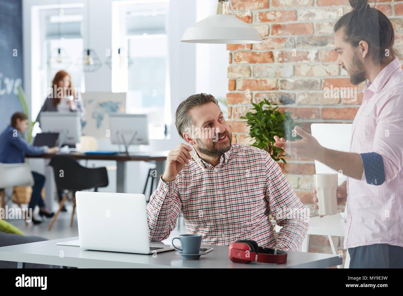 Uomo creativo lavorare in campo industriale ufficio stile Foto Stock