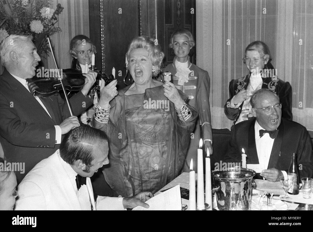 La notte di Domenica, 23 giugno 1968, a mezzanotte degustazione di vino ha avuto luogo presso la struttura Schlosshotel Gerhus im Grunewald a Berlino in occasione del festival della pellicola. | Utilizzo di tutto il mondo Foto Stock