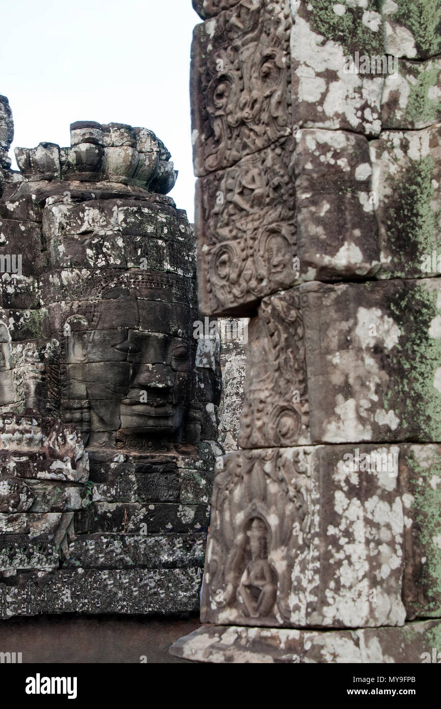 Siem Reap Cambogia, in vista di una faccia sulla terrazza al Bayon Wat, un dodicesimo secolo all'interno del tempio di Angkor Thom complessa Foto Stock