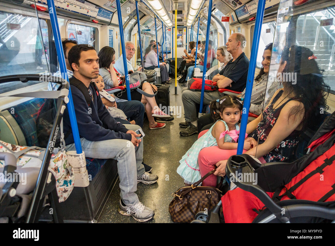 I passeggeri seduti a bordo di una metropolitana. Foto Stock