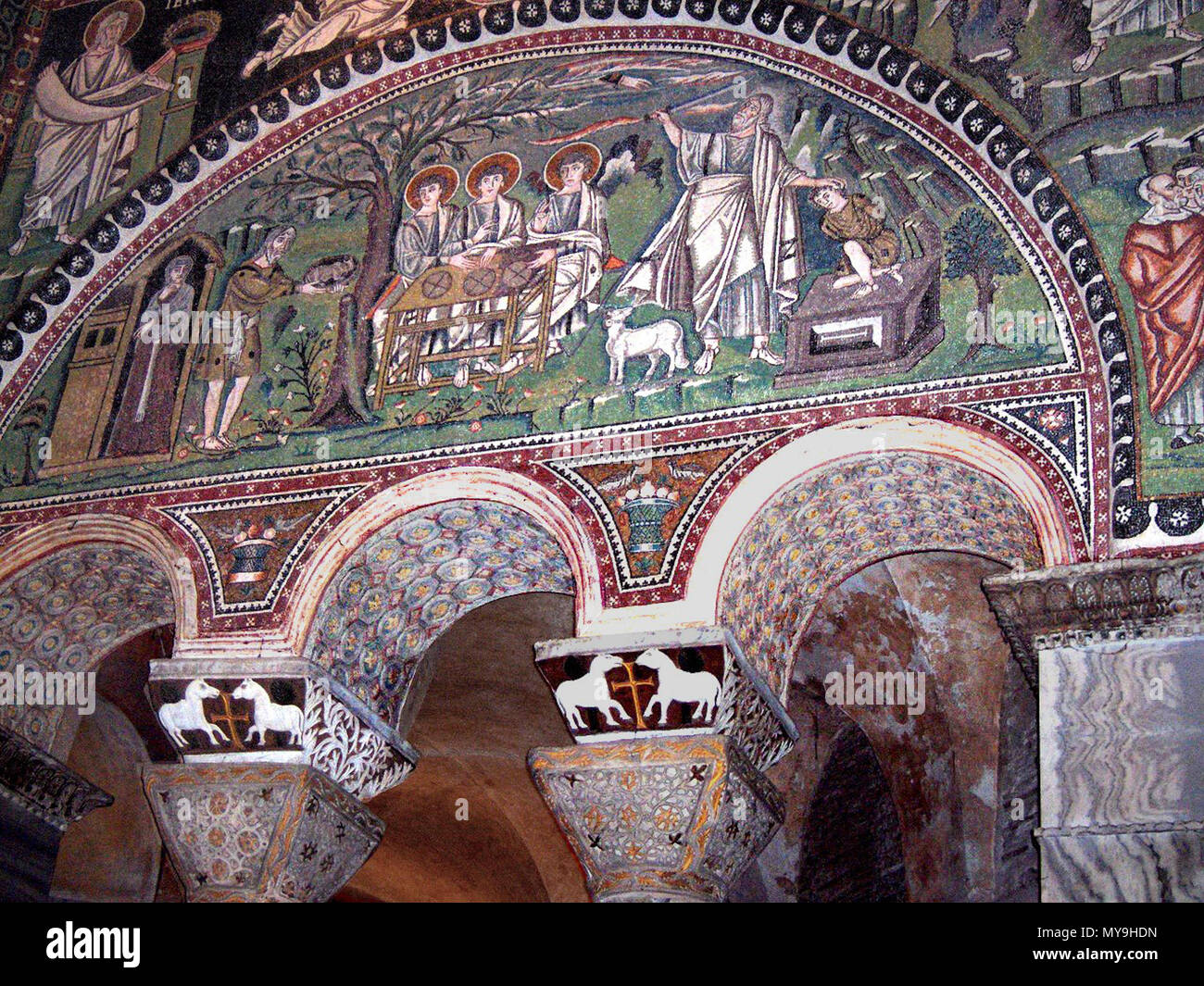 . Abramo divertente tre angeli; il sacrificio di Isacco; Basilica di San Vitale a Ravenna, Italia. Il 5 aprile 2006. Georges Jansoone 474 SanVitale20 regolato Foto Stock