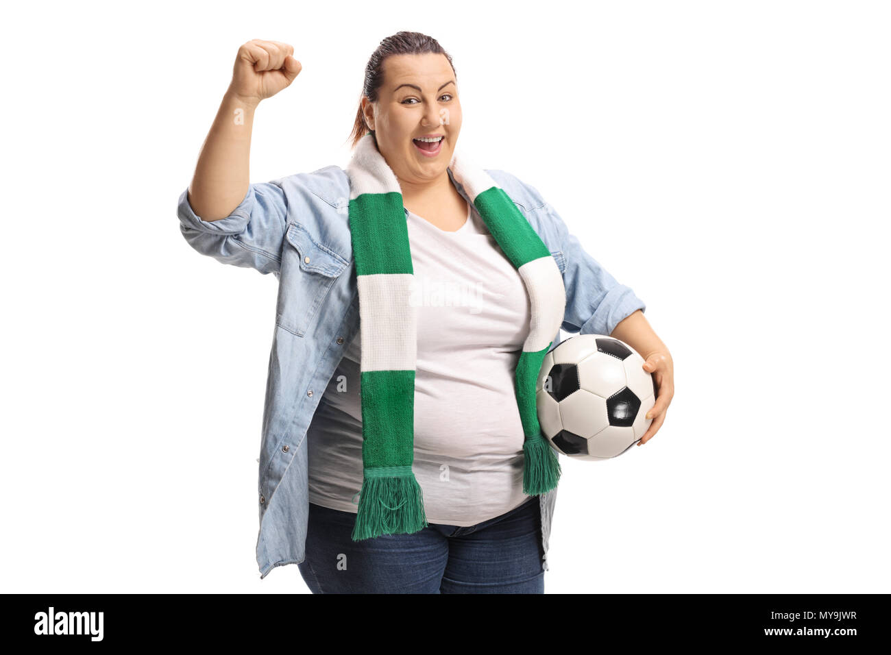 Femmina gioiosa tifoso di calcio con una sciarpa e una gestualità di calcio con la sua mano isolati su sfondo bianco Foto Stock
