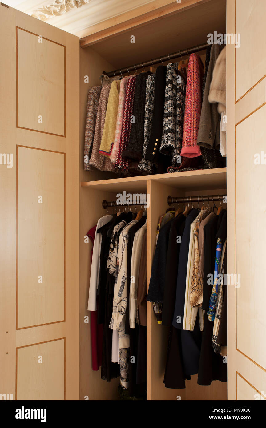 Wardrobe open immagini e fotografie stock ad alta risoluzione - Alamy