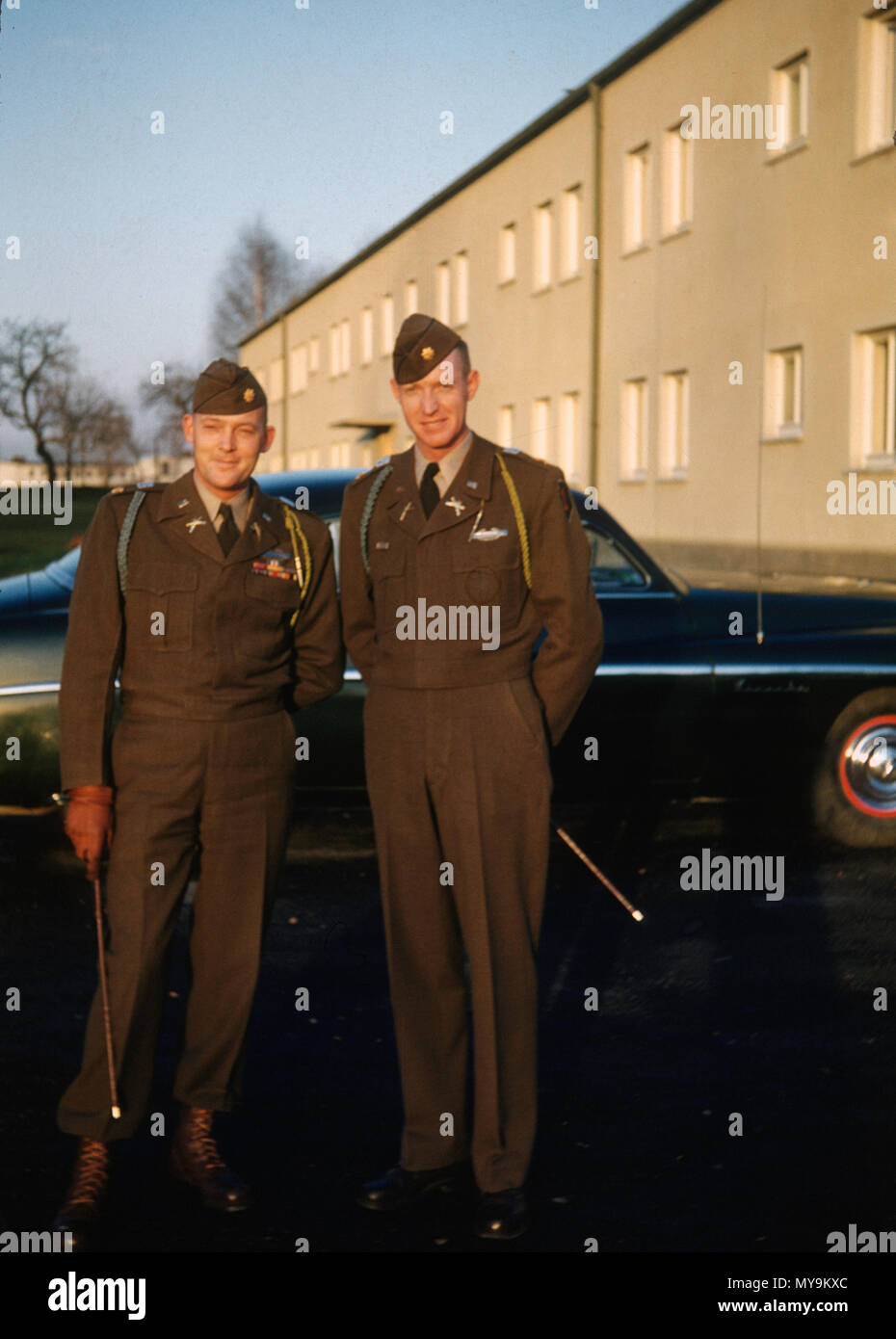 Noi due ufficiali dell'Esercito pongono in uniforme , Germania occupata 1954. Foto Stock