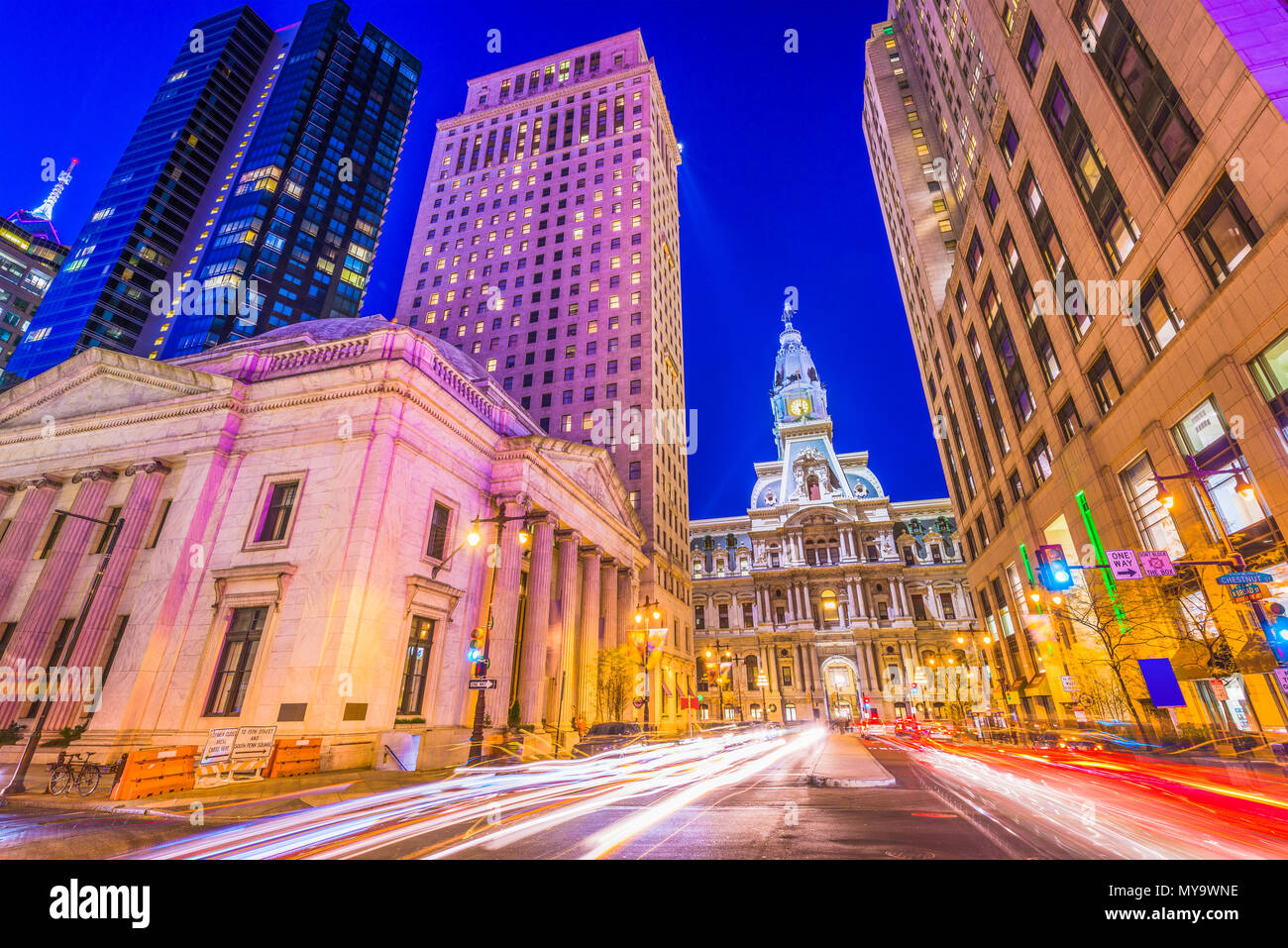 Philadelphia, Pennsylvania, USA cityscape su Broad Street con il Municipio. Foto Stock