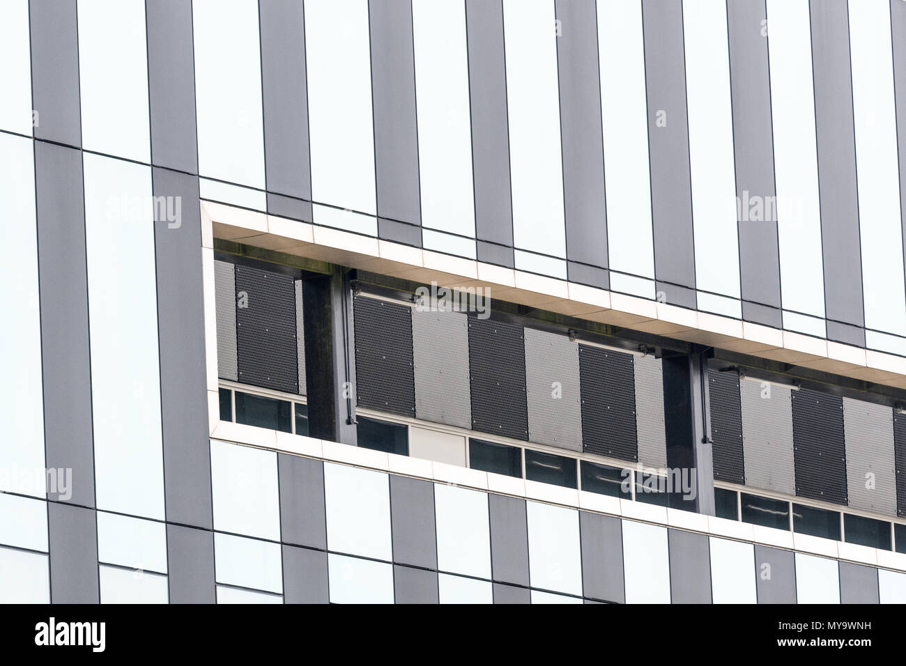 Deatil del Consiglio Cube edificio nel centro della città di Corby, Northamptonshire, Inghilterra. Foto Stock