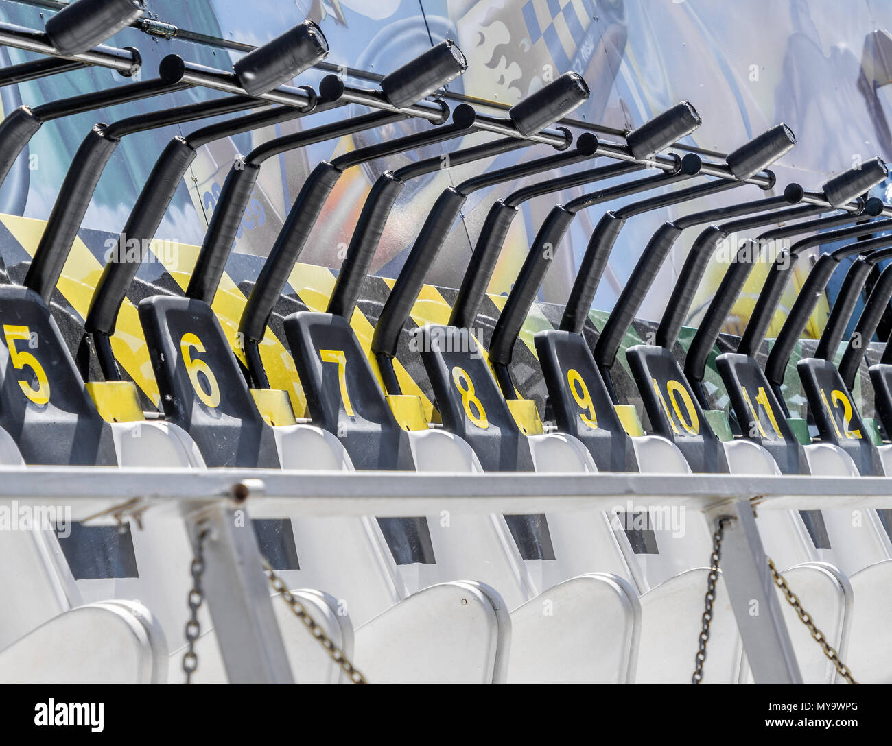 Posti a sedere numerati in ordine su una fiera ride con numeri a partire da cinque, Germania Foto Stock